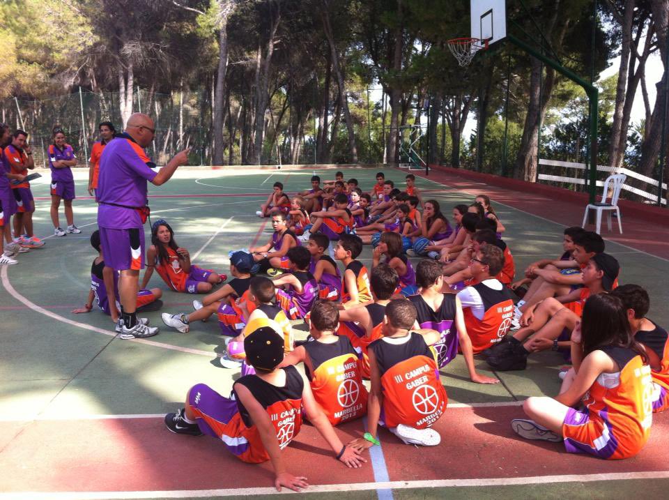 GABERSPORTS's tweet photo. El naranja se apoderó de la cancha en nuestro III #campusgaber 2013, no solo por el color del balón 🏀 sino por las equipaciones. Auténtica #vitamina A (Amigos), B (Basket), C (Campus) y D (diversion). https://t.co/bZqKpGWvZJ