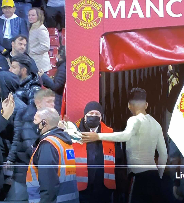 FootyAccums's tweet photo. United have just been pumped 5-0 by their rivals and their fans are asking for Firmino's shirt off him.

What the f*ck 😳 https://t.co/Qr4fhvfJQd