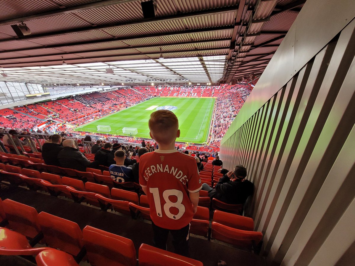 asmith2023's tweet photo. Not a bad way to spend your birthday! Happy birthday Logan. Thanks  @sportsbreakscom https://t.co/0FJFRhfxR2