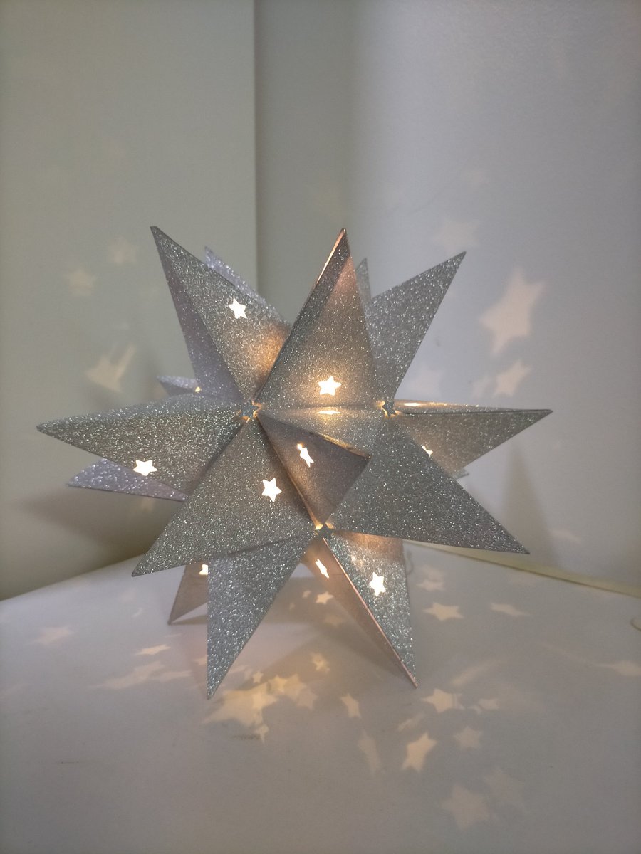 alexandra_mrt_'s tweet photo. J'ai pour idée de créer des centres de tables pour les fêtes de fin d'années. J'ai commencé par l'élément central de mon idée 😉

#papercraft #papercrafting #decorationinterieur #faitmain #papercrafter #luminaire #luminaires #luminairedesign #noel #fetesdefindannee #centredetable https://t.co/W3xHmmtDXW