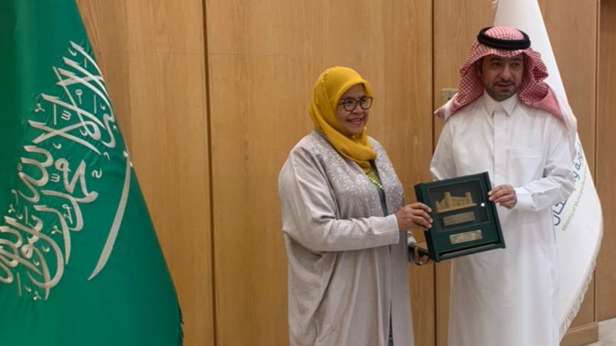 MaimunahSharif's tweet image. Met with Minister @majedhogail of @SaudiHousing. We held talks on the new phase of the devt housing project &amp;amp; the implementation of the National Spatial Strategy that will improve localization of #sustainable urban devt.
Looking forward to the continuity of our collaboration.