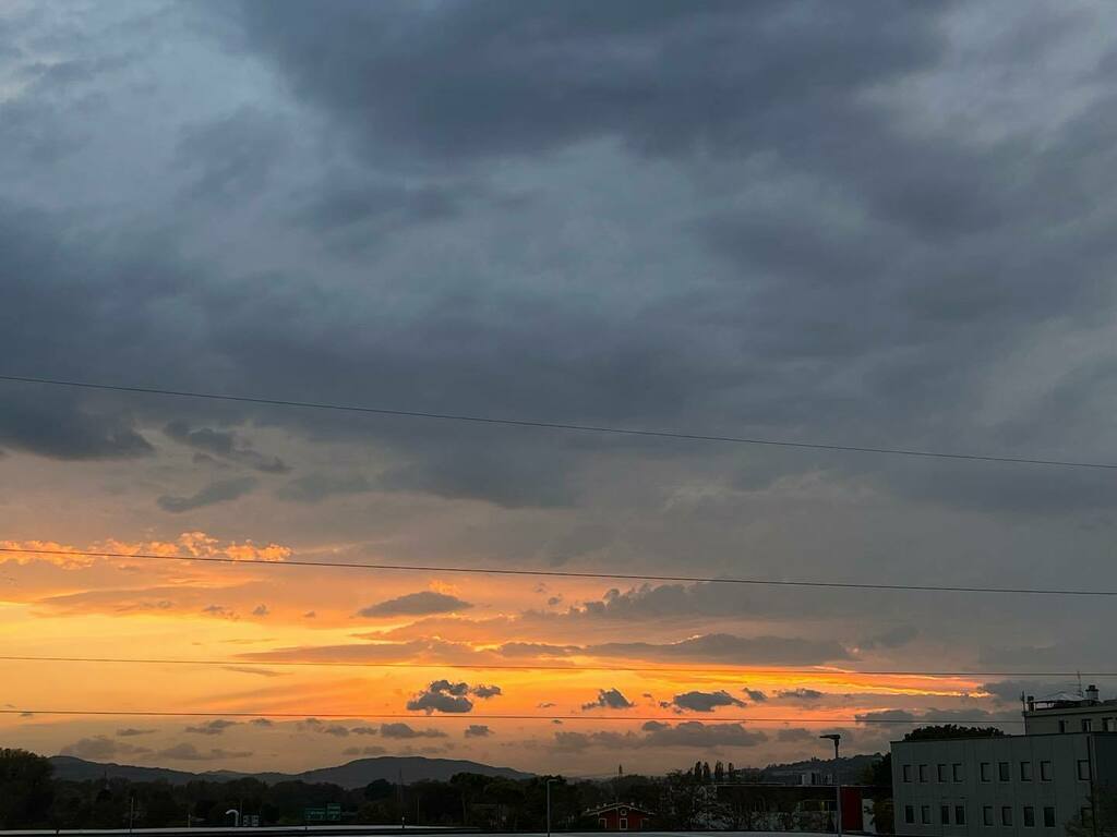 Giulylovesmars's tweet photo. Sunset 🌆 

#sunset #sunsetlovers #sunsetphotography #sunsetgram #tramonto #tramontoitaliano #tramontoincittà 
#shotoniphone #shotoniphonechallenge #nofilter #nofilterneeded #nofiltersneeded https://t.co/ckY8pw4LQv https://t.co/Amj47rGBl6