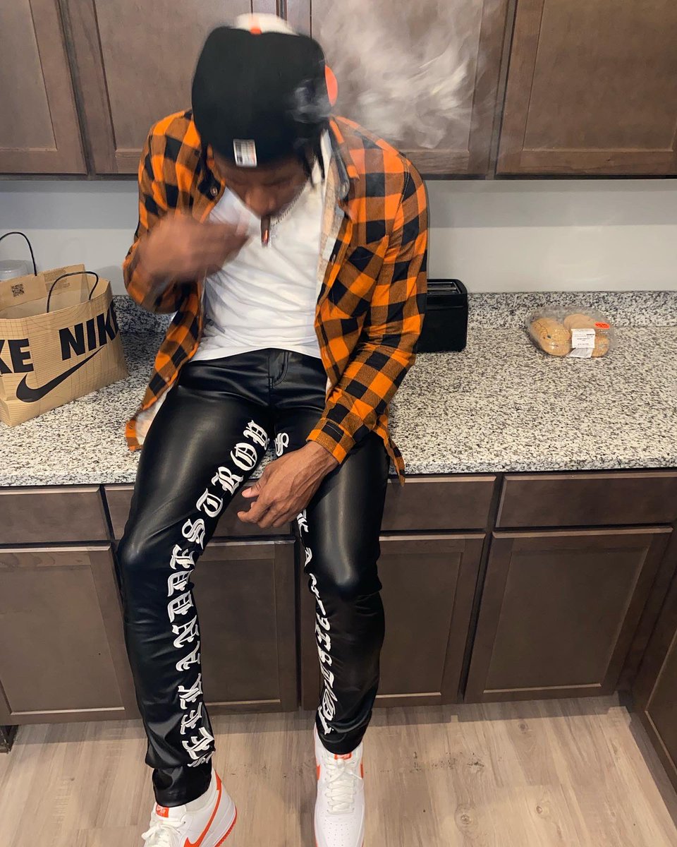 PopOutRicc's tweet photo. “ Never Bite The Hand That Feed You, Cut A Couple Niggas Off Had To Show Em 🖤💰" https://t.co/TE5s399JLw