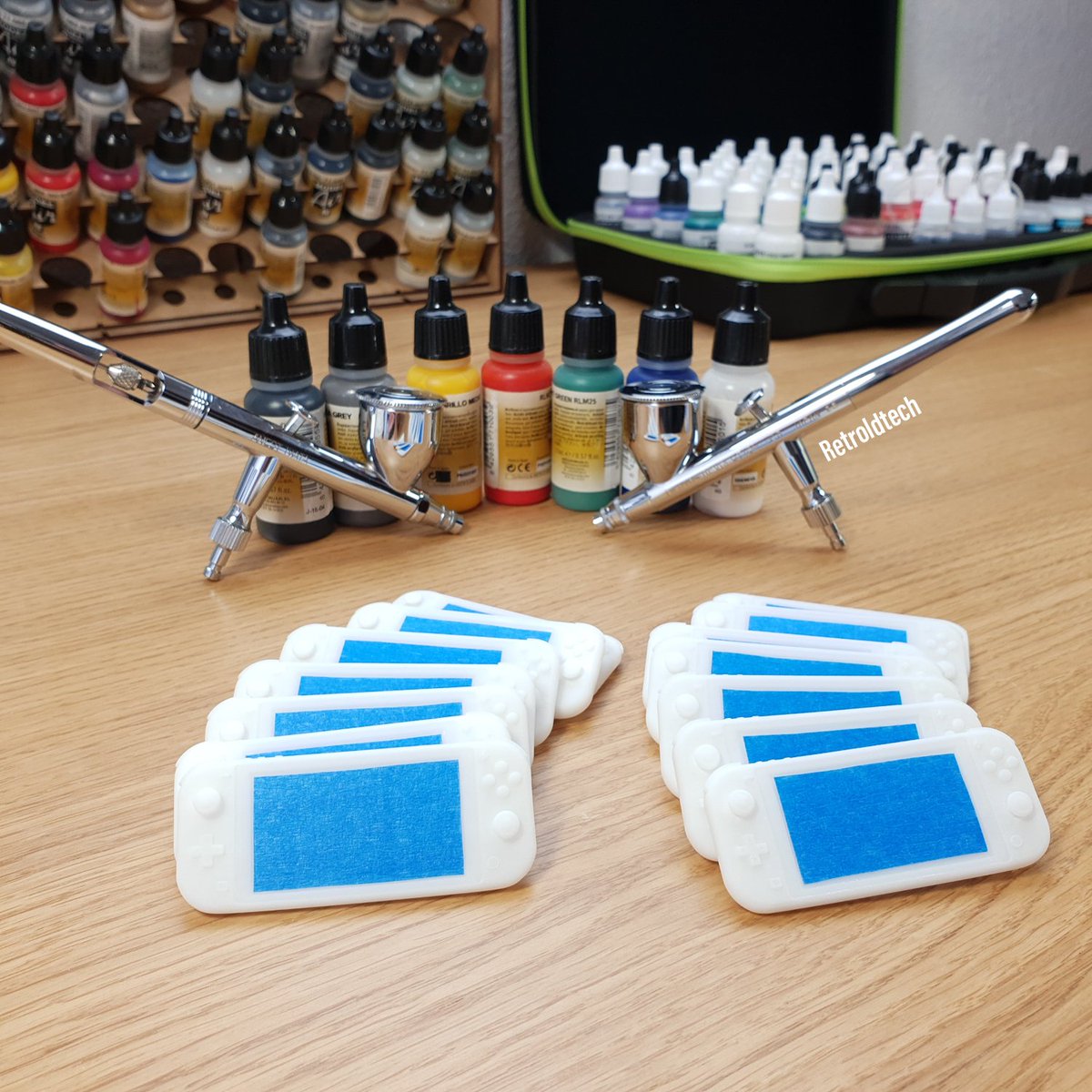 Retroldtech's tweet photo. About to paint these 1/3 Scale Nintendo Switch Lite π¨βπ¨π¨
#nintendoswitchlite #switch #3dprinted #painting #airbrush #miniatures #miniature #3dprint #anycubic #ender3 #phrozen #elegoo #vudeogames #gaming #13scale #resinprinting #3dprintedmodels #airbrushing https://t.co/h4AXf64Tur