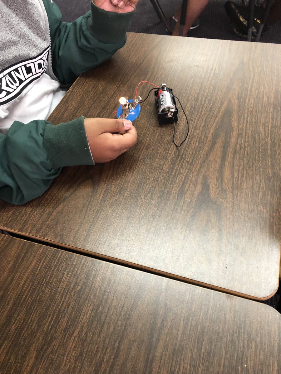 jwinters_LISD's tweet photo. #lufkinlearns #brookhollowbeavers Circuits in 4th grade https://t.co/8cN7jVmlSw