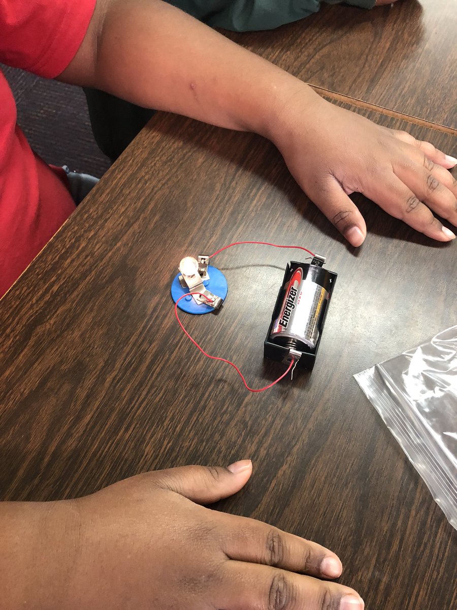 jwinters_LISD's tweet photo. #lufkinlearns #brookhollowbeavers Circuits in 4th grade https://t.co/8cN7jVmlSw
