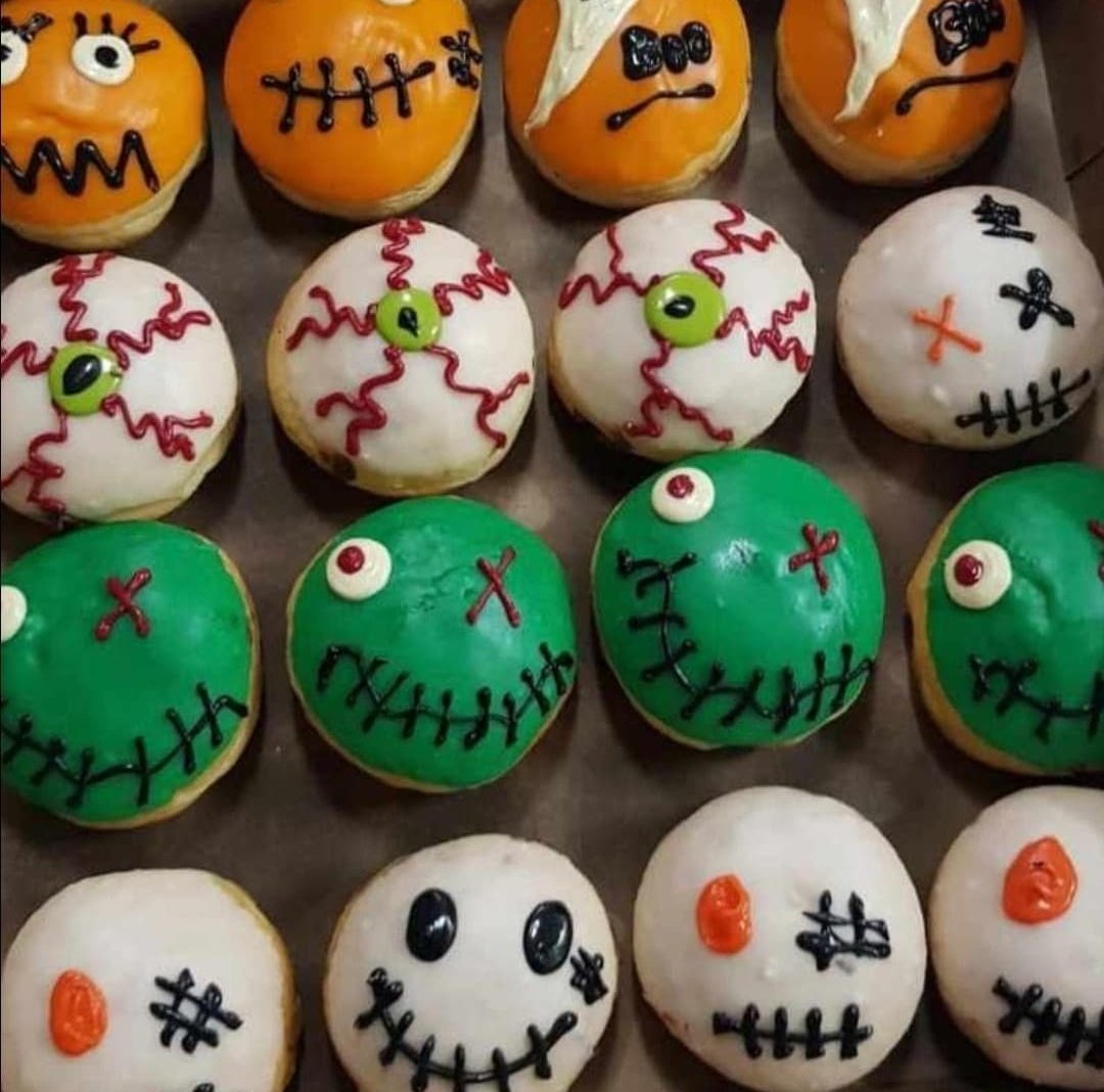 MaxiDonas_ve's tweet photo. Endulzamos el domingo con escalofriantes #MaxiDonas de #Halloween  👻💀🍩
...
#NoSonDonasSonMaxiDonas #PedidoEspecial #Boo #DulceOTruco #VenezuelaTerritorioMaxiDonas #Toppings #Arequipe https://t.co/yyS3zgOjWE