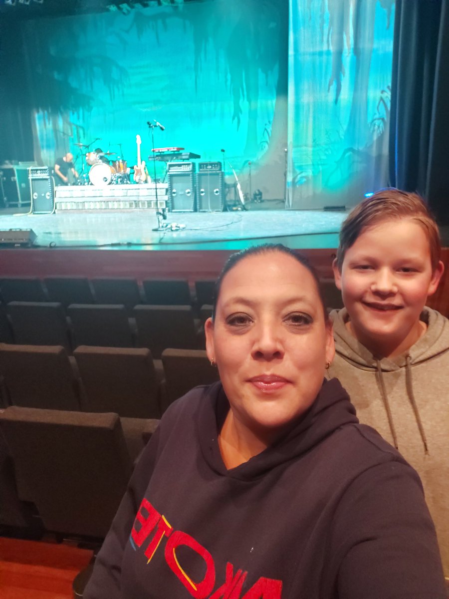 DutchBlockhead's tweet photo. Yesterday my son and I went to see my dad during his theater tour here in the Netherlands. The fortunate Sons USA Tour (CCR tribute) straight from Chicago IL #LiveOfASoundEngineerDaughter #NKOTB #DutchBlockhead look at my hoodie was representing my own boyband π₯°πβ€π€ͺβΎπ€ https://t.co/3fl9rm4A8T