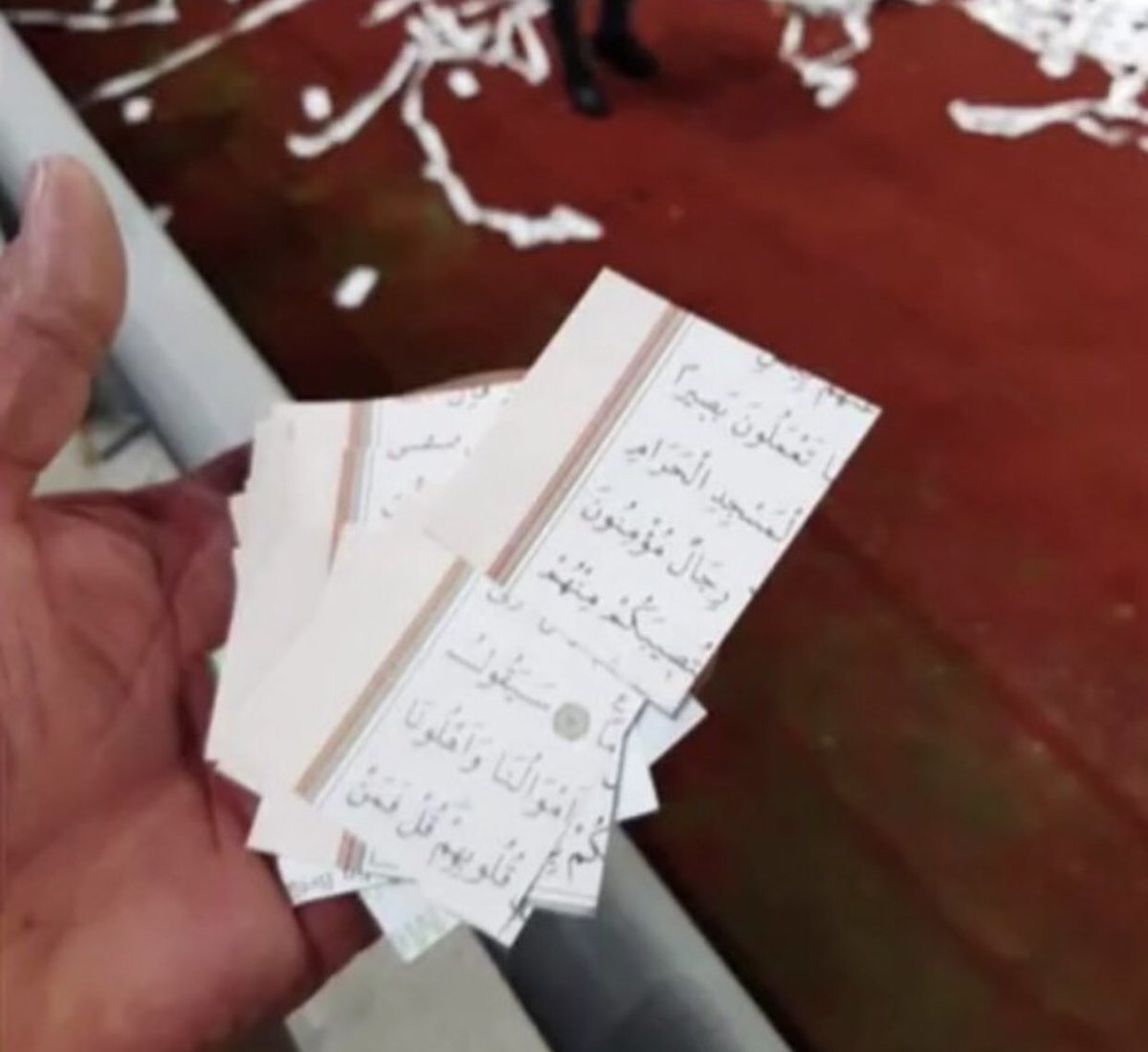 Onlara soracak olsan mutlaka, “Biz lafa dalıyor eğleniyorduk, hepsi bu!” derler. De ki: “Siz Allah ile, O’nun âyetleriyle ve peygamberiyle mi eğleniyordunuz?”

Tevbe 65

 #KuranaUzananEllerKurusun