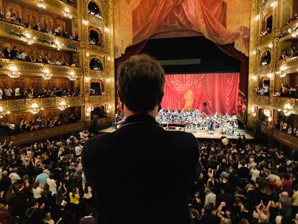 eavogadro's tweet photo. Gracias Fito 😍 Gracias Charly 😍 Gracias por hacernos felices. El @teatrocolon fue una fiesta. 2600 personas en el Anfiteatro del Parque Centenario y en Plaza Houssay. 60.000 siguiendo la transmisión en vivo. Que viva la música 🙌🏽 #CharlyBA @FitoPaezMusica https://t.co/AYi5vD4yed