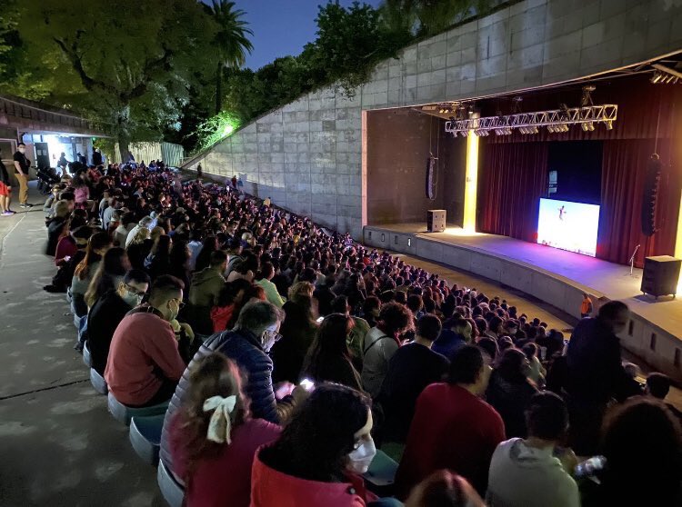 eavogadro's tweet photo. Gracias Fito 😍 Gracias Charly 😍 Gracias por hacernos felices. El @teatrocolon fue una fiesta. 2600 personas en el Anfiteatro del Parque Centenario y en Plaza Houssay. 60.000 siguiendo la transmisión en vivo. Que viva la música 🙌🏽 #CharlyBA @FitoPaezMusica https://t.co/AYi5vD4yed