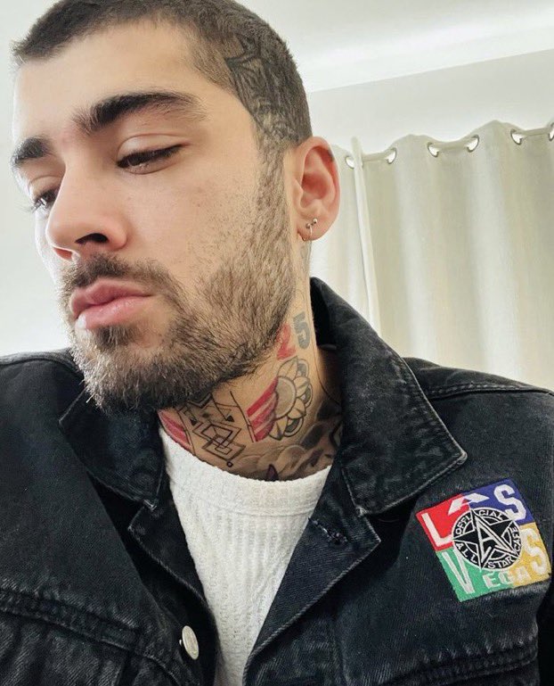veritaziam's tweet photo. ainda nem superei a primeira zelfie, aí hoje o bonito do zayn vai e me posta essa, meu coração da 28738282 cambalhotas vendo esse rostinho maravilhoso https://t.co/nO9w4MfsMq