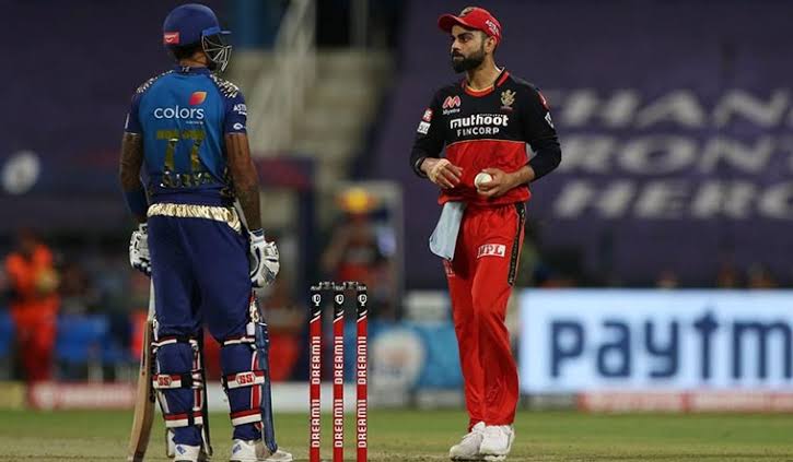 Rohitswarriorrr's tweet photo. Kohli with his own team mates
Kohli with Pakistani players 💔 https://t.co/JMO2dtO0qF