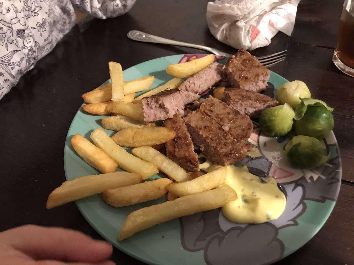 RMarkerink's tweet photo. De week weer goed begonnen met #kalfsoester. 100% Nederlandse maaltijd met de spruitjes en aardappels en de kleintjes met een lekkere #kalfshamburger. https://t.co/tX8USRF5z5