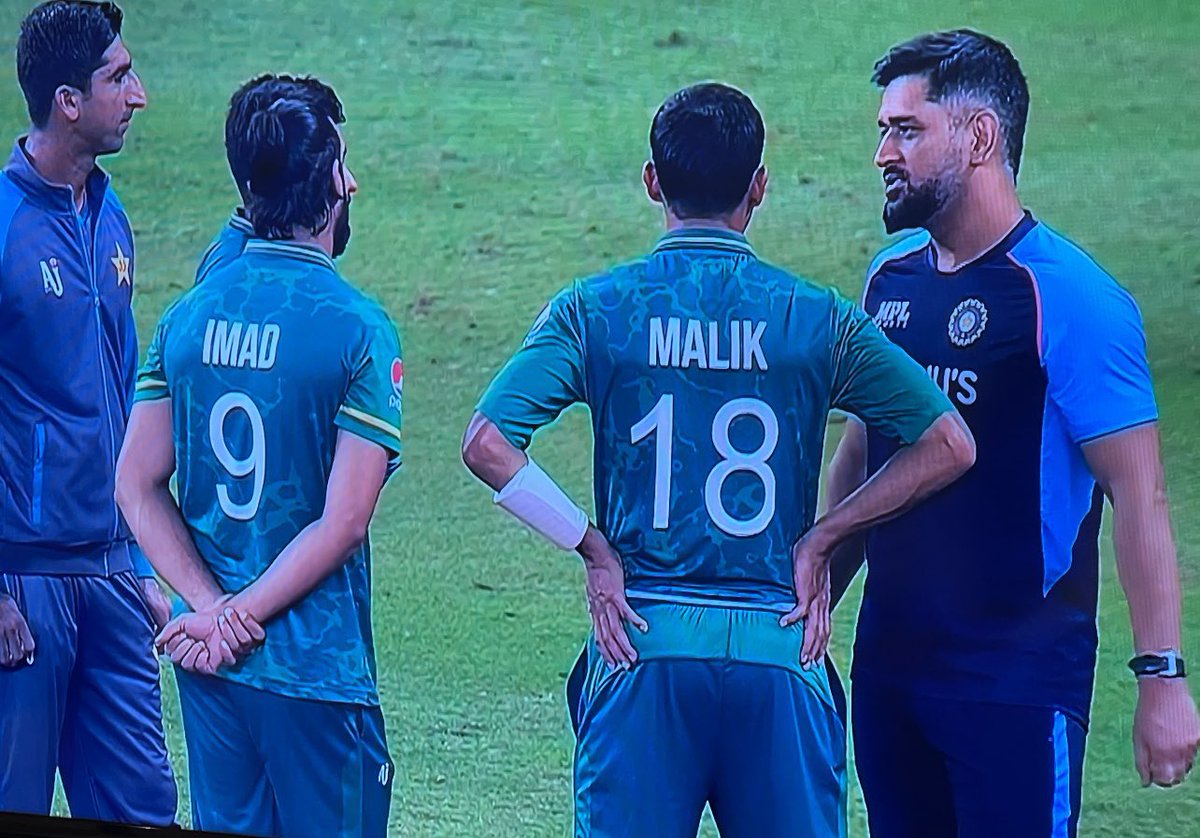 nareshdjc's tweet photo. More than the rivalry this is a pure sport 🖤🔥#indiaVsPakistan #Dhoni https://t.co/HHAsuSfJJb