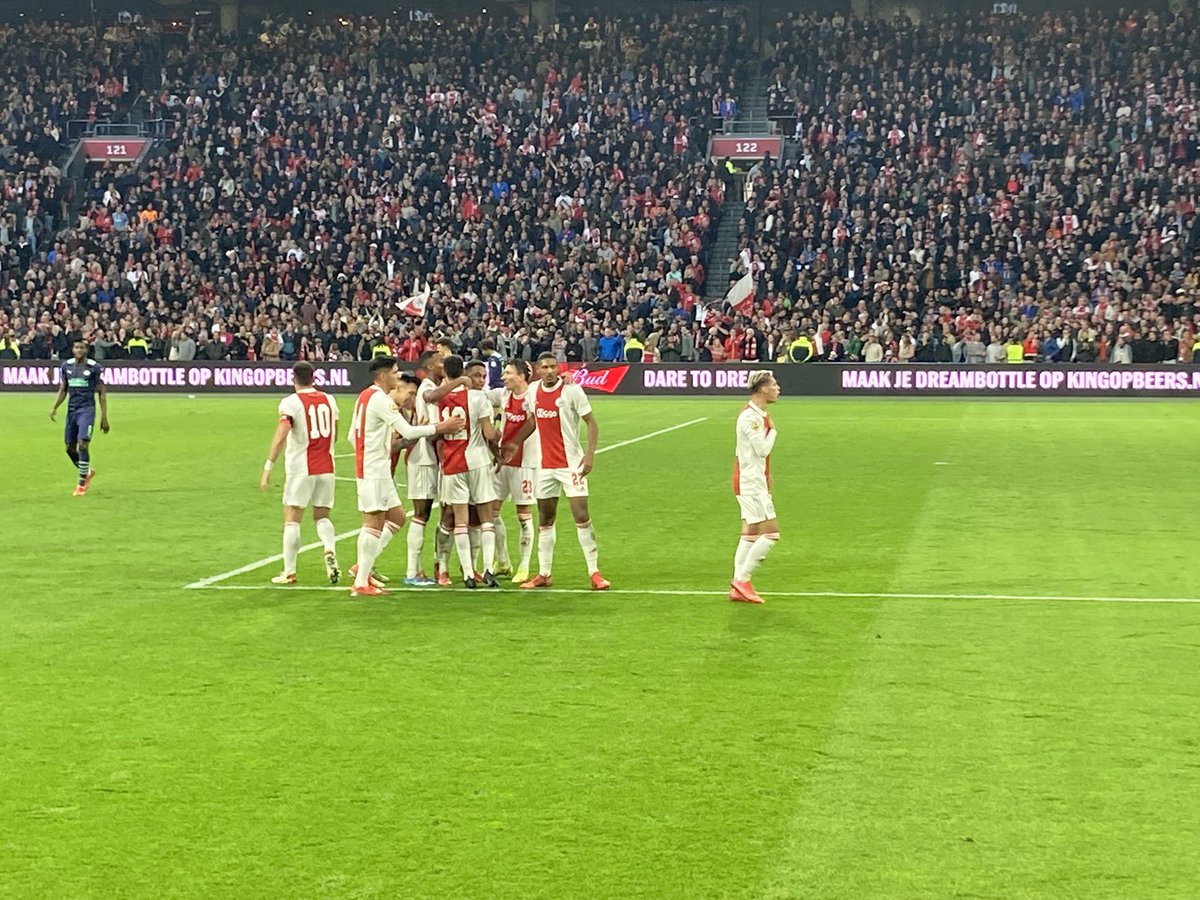 RobertxHegeman's tweet photo. Na de fantastische overwinning tegen Dortmund, de week op de juiste manier afgesloten tegen PSV. En ook daar waren we bij! #AJApsv #9-0 #paybacktime https://t.co/qXHTadqcYA