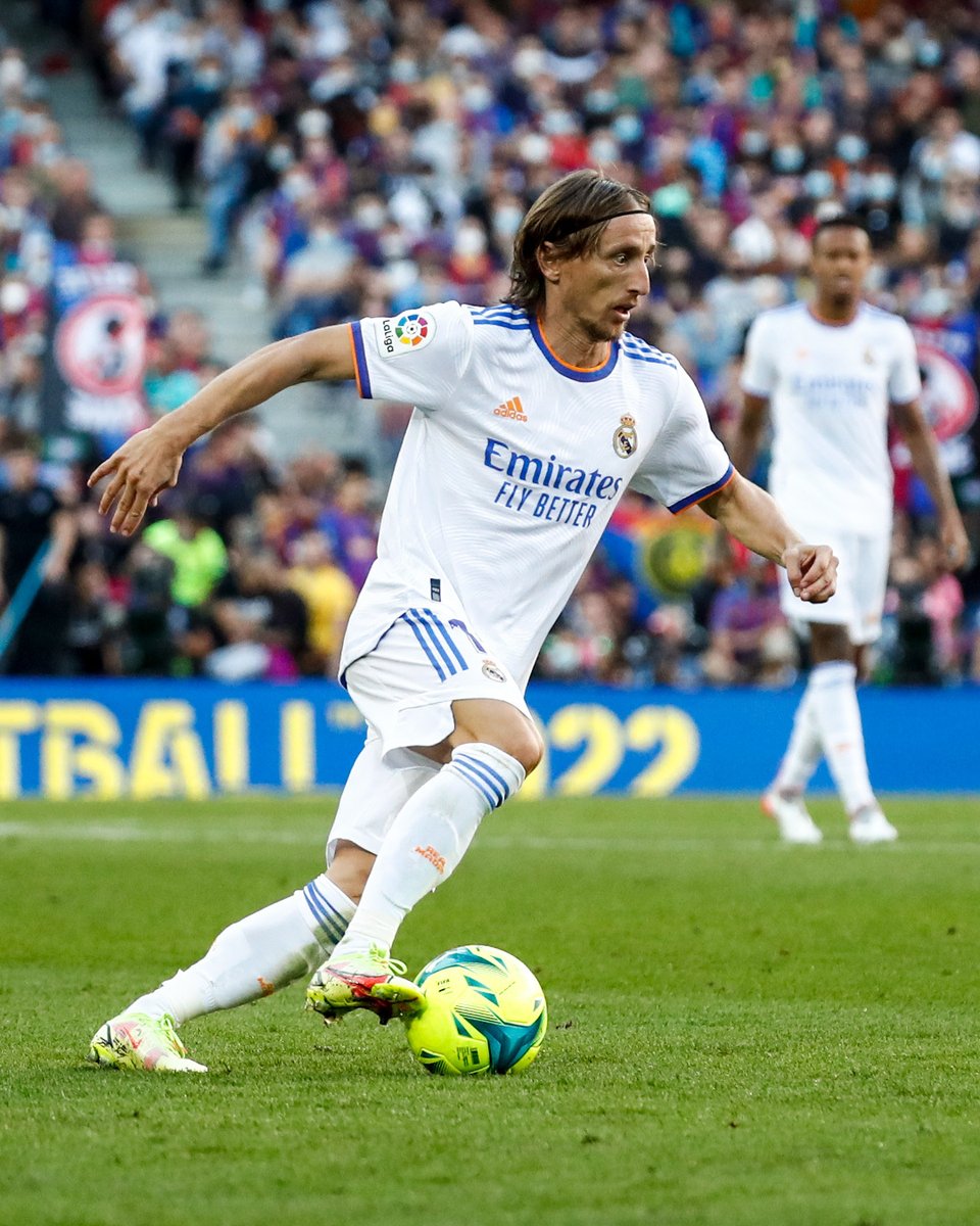 👏👏👏 ¡<a href="/lukamodric10/">Luka Modrić</a> alcanza los 4️⃣0️⃣0️⃣ partidos con el @RealMadrid!
#ElClásico | #RealFootball