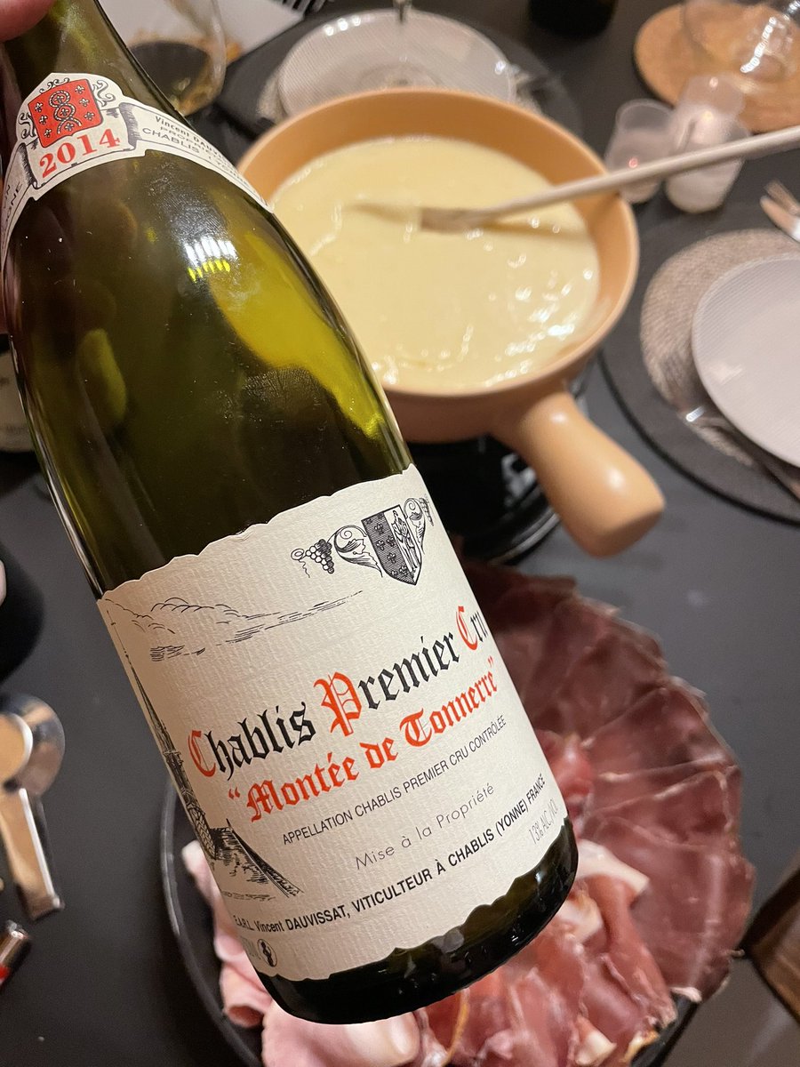 AurlienSutter's tweet photo. Quelques pépitasses en vrac, plus le temps de tweeter tellement on piccole! Mais du très beau Dompé 12 au Meursault des Comtes Lafon au firmament de ce que l’on est en droit d’attendre d’un grand bourgogne moderne! Lovin it https://t.co/5uFWgCfag3