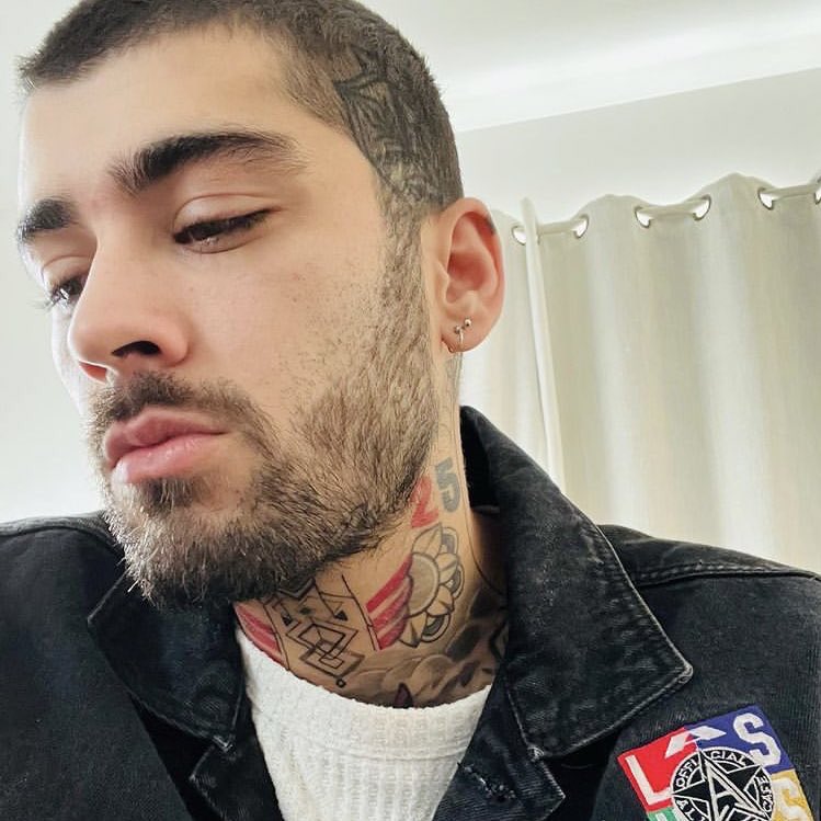 ZainMeuHomi's tweet image. - ta triste ? 
- não meu amor zayn Malik postou foto no insta