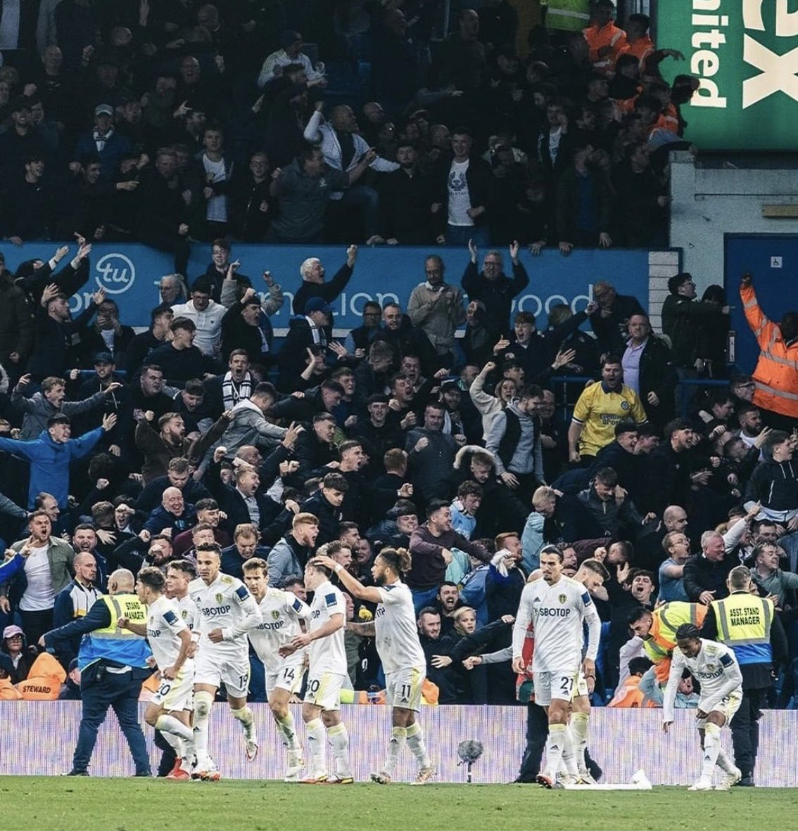 RITGK's tweet photo. What a f*cking picture this is. Not a phone in sight. 

👊 Proper fans this. 

#LUFC https://t.co/hV0T49tgG5