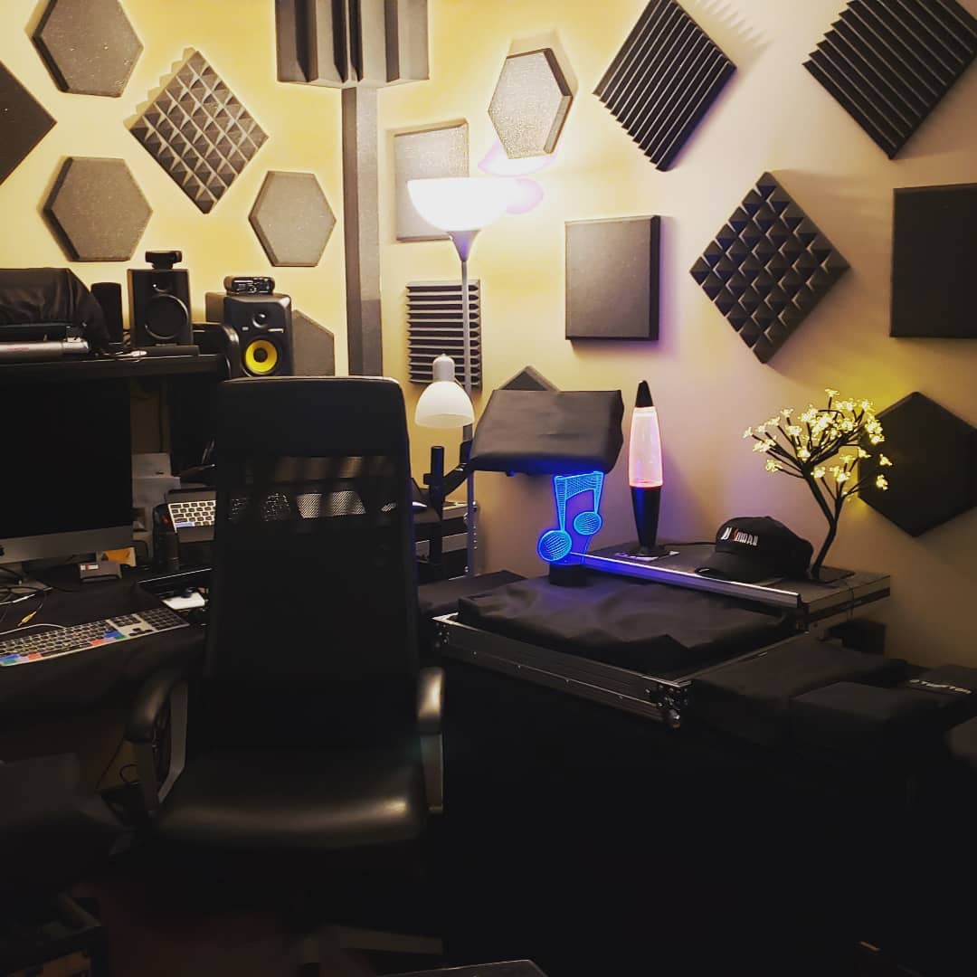 djsmark's tweet image. Studio is re-assembled (mostly)! Come vibe with some new melodic + organic house tunes on a beautiful Sunday... #twitchdjs #housemusic #livestream #twitchtv #twitchaffiliate #melodichouse #organichouse #edogs #plamp  twitch.tv/djsmark