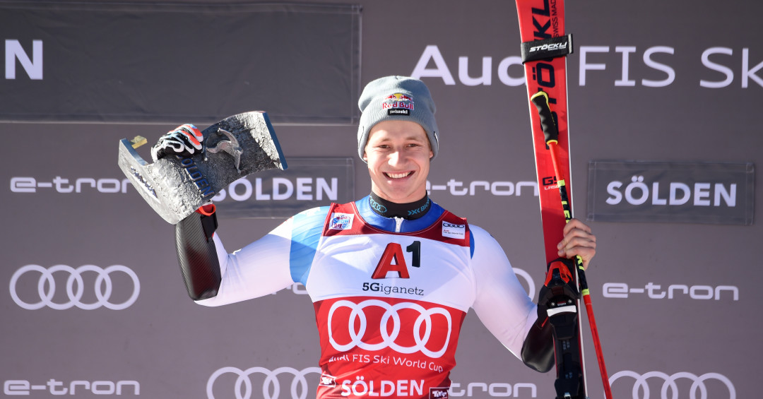 Marco Odermatt alza il trofeo dell'opening di Soelden
