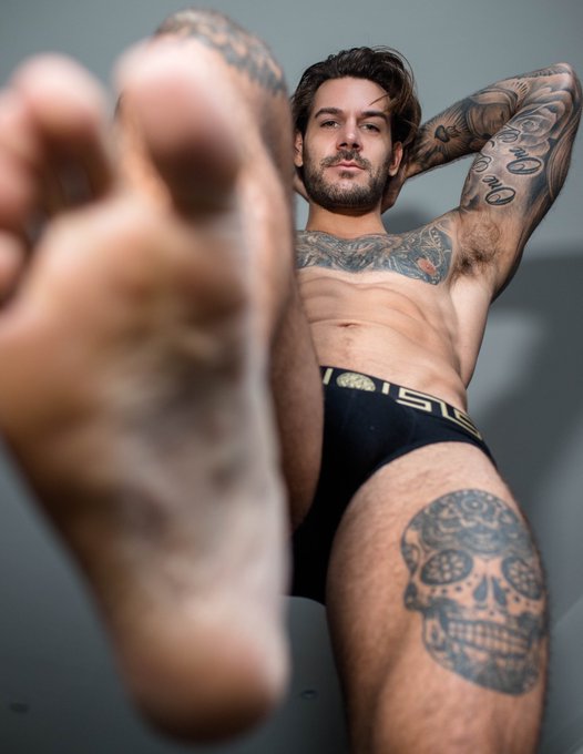 🚨 Macro alert 🚨  RT if you like Giant Papi and how small, vulnerable and insignificant you are beneath<a href="/tag/macro"class="tags"><span>#macro</span></a>
