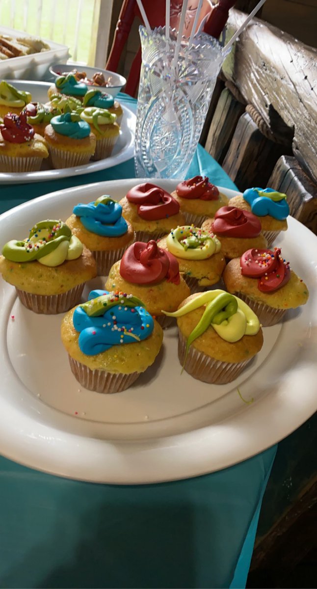 silverfoxrry's tweet photo. made cupcakes for my sisters baby shower i’m a #probaker https://t.co/tKOG49sFlc