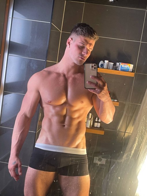 Do it for the after-selfie 💪😜 https://t.co/SOdTmRsOsF