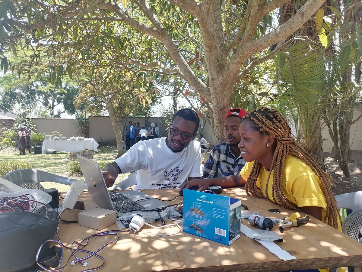 TheMakerzSpace's tweet photo. It's the Universal order, when Girls and Boys collaborate, we achieve greatness. They are programmers, they are hardware developers, they are innovators & Entrepreneurs. #TheMakerzSpace #roboticsmw #rflmw #BootCamp21 #DolphinHealth #MicroMek #RoBoticsFoundationMalawi #Tech https://t.co/CphItnCxjP
