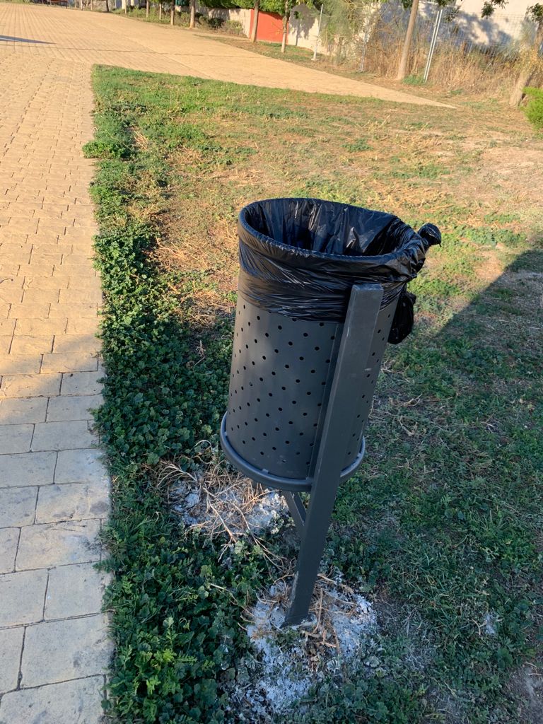 ivanbalear's tweet photo. 👍
Igual que digo lo malo,digo lo bueno.

Algo está empezando a cambiar en #valdemoro @sparra_alcalde 

Han puesto nuevas papeleras en sustitución de las rotas en el parque junto a Calle Venezuela
Ya no solo se retiran las cosas rotas

También han pintado bancos
@PensandoValdem2 https://t.co/qR7lRHzn95