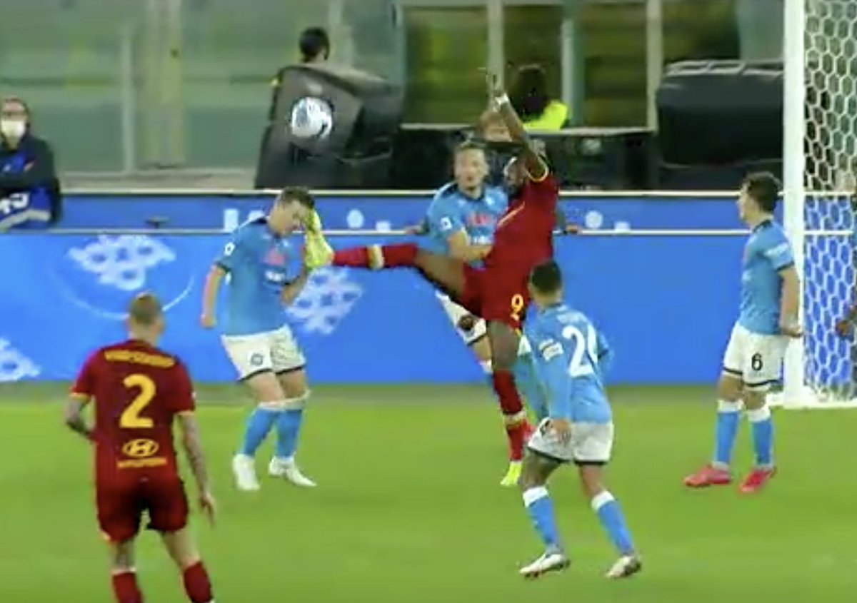Il Napoli perde 2 punti contro un’ottima Roma.

Prima di sbattere sui giallorossi, sbatte sull’arbitro Massa che con decisioni “discutibili”:
1) Non ammonisce Abraham(2ª ammonizione) nel 1T
2) Nega un rigore al Napoli

Detto questo, la strada è quella giusta.

#RomaNapoli