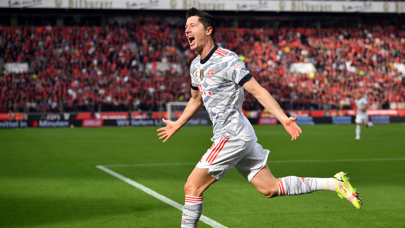 GabrielStachPL's tweet photo. Robert Lewandowski notuje obecnie najlepszy sezon w swojej karierze.

Polak strzela średnio 1,3 bramki na mecz. [FCB]

17 bramek w 13 meczach.

Robert #TORminator Lewandowski. https://t.co/wiI7BoPiYr