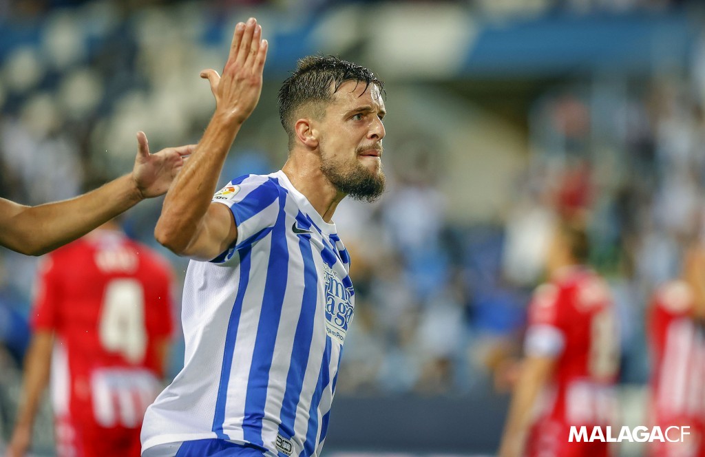 🏃‍♂️ KILÓMETRO 1⃣2⃣

👌 <a href="/GenaroRodri6/">Genaro Rodríguez</a>, esta vez sí
🏍 <a href="/victorgperea2/">Victor Gomez</a> va en moto
📈 Cinco partidos seguidos sin perder y seis invictos en #LaRosaleda
😍 Una afición incansable que no deja de empujar

#MálagaLugo⚽➡ bit.ly/3pvdZBp

#VamosMálaga #LaLigaSmartBank