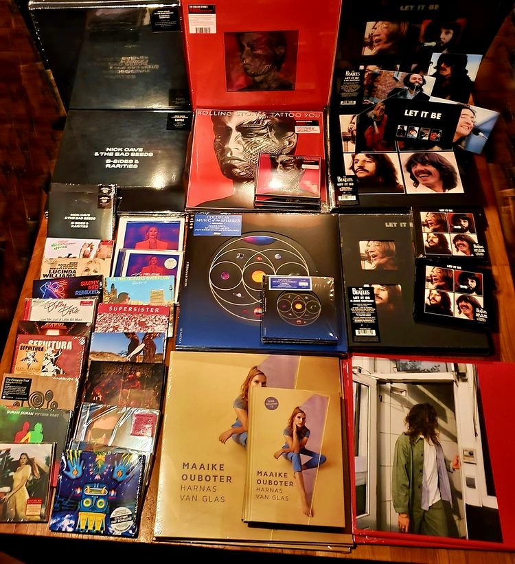 Hierbij deel 2 van de nieuwe releases, o.a. van <a href="/RollingStones/">The Rolling Stones</a> <a href="/nickcave/">Nick Cave & The Bad Seeds</a> <a href="/MaaikeOuboter/">Maaike Ouboter</a> @LucasHamming (LP) <a href="/thebeatles/">The Beatles</a>  (setje kaarten gratis bij aankoop, OP=OP), <a href="/coldplay/">Coldplay</a> <a href="/helenefischer/">Helene Fischer</a> , #Bluebirds, #santana e.a.! Overzicht: evelynnovacek.nl/cd_speciaalzaa… of cdenlp.eu