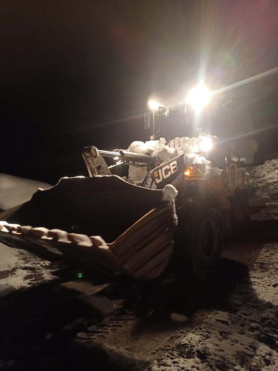 LadakhRo's tweet photo. Team @LadakhRo is #ClearingSnow despite #InclementWeather, darkness and continued #Snowfall to open #KargilZanskarRoad #NH301.
@nhidcl @santoshsukhdeve @DIPR_Kargil @PBLadakh @lg_ladakh @MORTHIndia https://t.co/1ojlD0rAAW