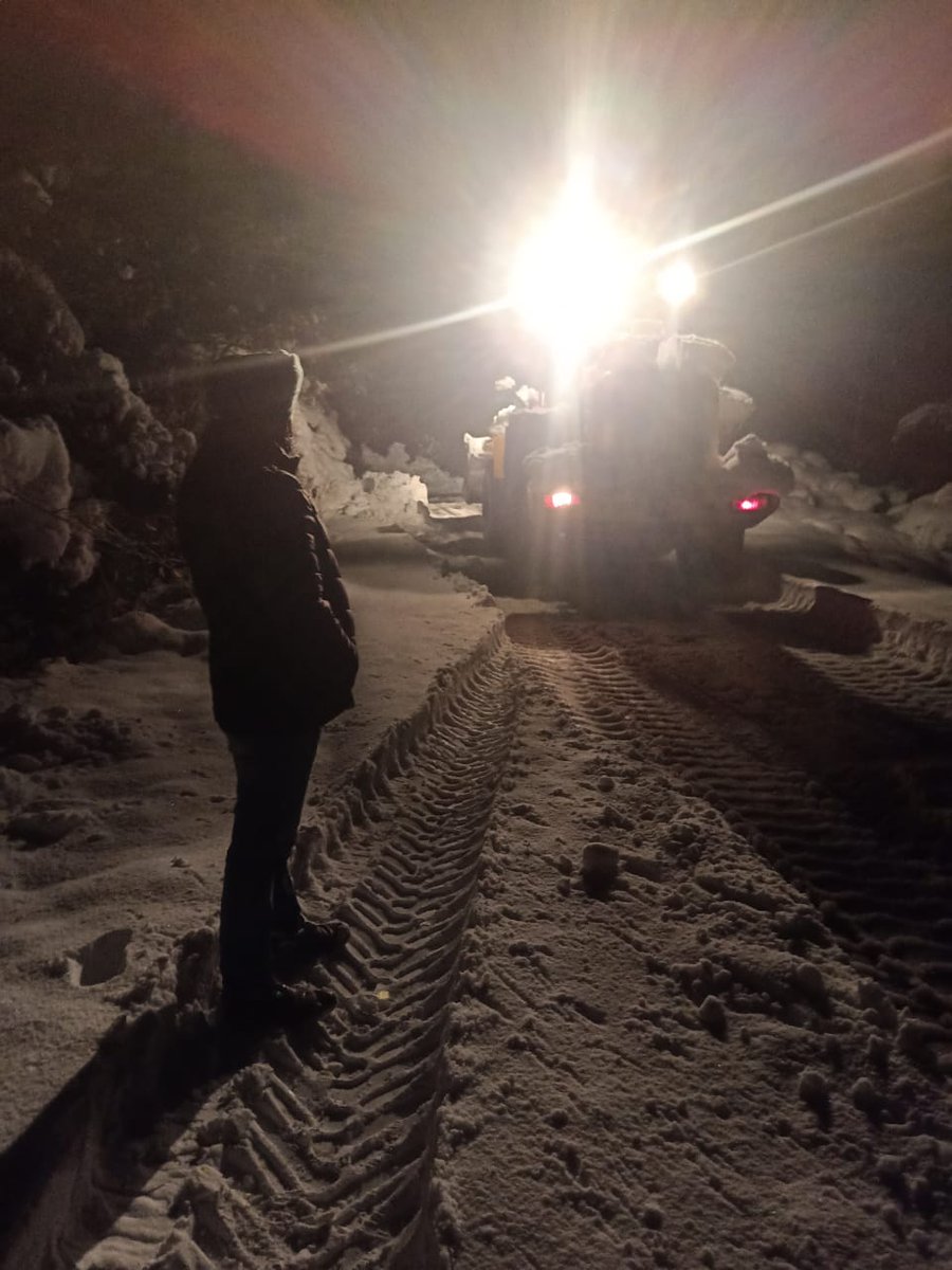 LadakhRo's tweet photo. Team @LadakhRo is #ClearingSnow despite #InclementWeather, darkness and continued #Snowfall to open #KargilZanskarRoad #NH301.
@nhidcl @santoshsukhdeve @DIPR_Kargil @PBLadakh @lg_ladakh @MORTHIndia https://t.co/1ojlD0rAAW