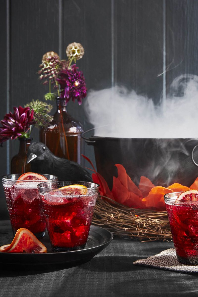 Asrama_Hogwarts's tweet photo. Di tengah kegiatan santap malam mereka, para peri rumah memasuki Aula Besar dengan berbagai nampan berisi makanan penutup serta minuman segar—beberapanya ada yang melayang di sekitar. “Tidak lupa santapan penutup dan minuman khusus. Jangan sungkan untuk dihabiskan, ya!” https://t.co/t3BI87WRLl