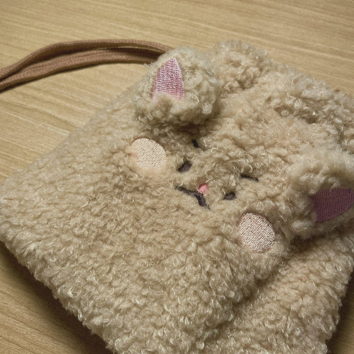 jellyrring's tweet photo. 1차 구매 탔었는데 드디어 올리는 후기……. ( o̴̶̷̥᷅⌓o̴̶̷᷄ ) 일단 너무 너무 너무 귀엽고요 ㅠ ㅠ 콜렉트북도 넉넉하게 들어가는 사이즈 그냥 선반에 전시해 둬도 될 만큼 귀엽습니댕 🥺 앞으로 오프는 요 귀여워서 깨물어 주고 싶은 주머니랑 함께 총총 예정 @key_d_day ♡ https://t.co/uT1ioQYHQD