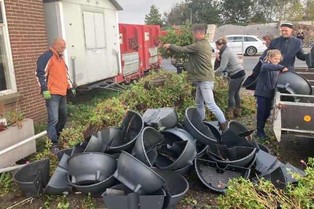 Middelstum heeft weer mooi gebloeid. middelstum-info.nl/middelstum-hee… #Bloembakken #Opruimen <a href="/DorpMiddelstum/">Dorp Middelstum</a> #Vrijwilligers