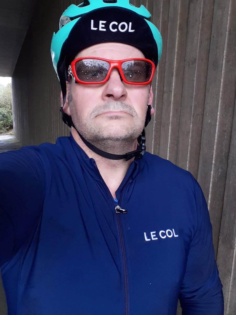 CB_cycles's tweet image. Out testing my @LeColUK pro aqua zero jersey to the max 💧 When I decide to take refuge from the deluge at the Bridge Inn at Topsham the sun comes out ☀️ Time to set off home again and dry out 💦 #ukcyclechat #cycling #lecol