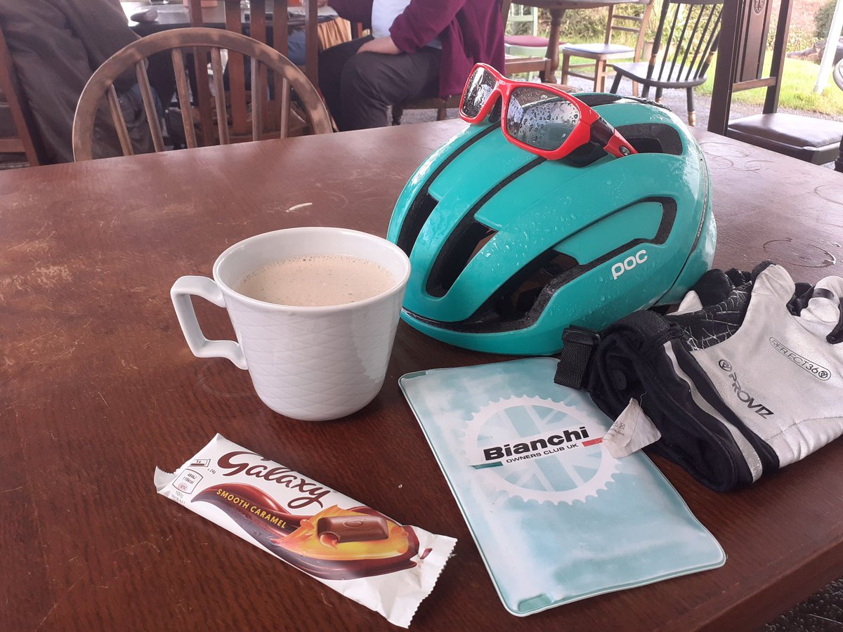 CB_cycles's tweet image. Out testing my @LeColUK pro aqua zero jersey to the max 💧 When I decide to take refuge from the deluge at the Bridge Inn at Topsham the sun comes out ☀️ Time to set off home again and dry out 💦 #ukcyclechat #cycling #lecol