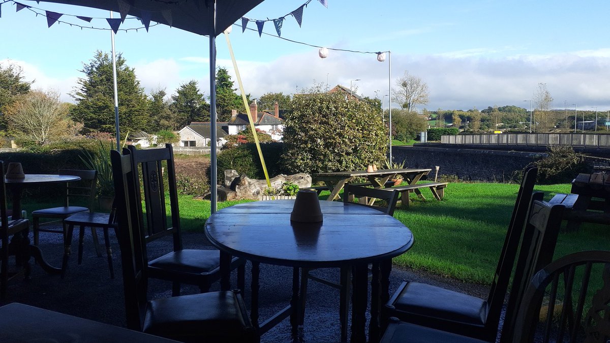 CB_cycles's tweet image. Out testing my @LeColUK pro aqua zero jersey to the max 💧 When I decide to take refuge from the deluge at the Bridge Inn at Topsham the sun comes out ☀️ Time to set off home again and dry out 💦 #ukcyclechat #cycling #lecol