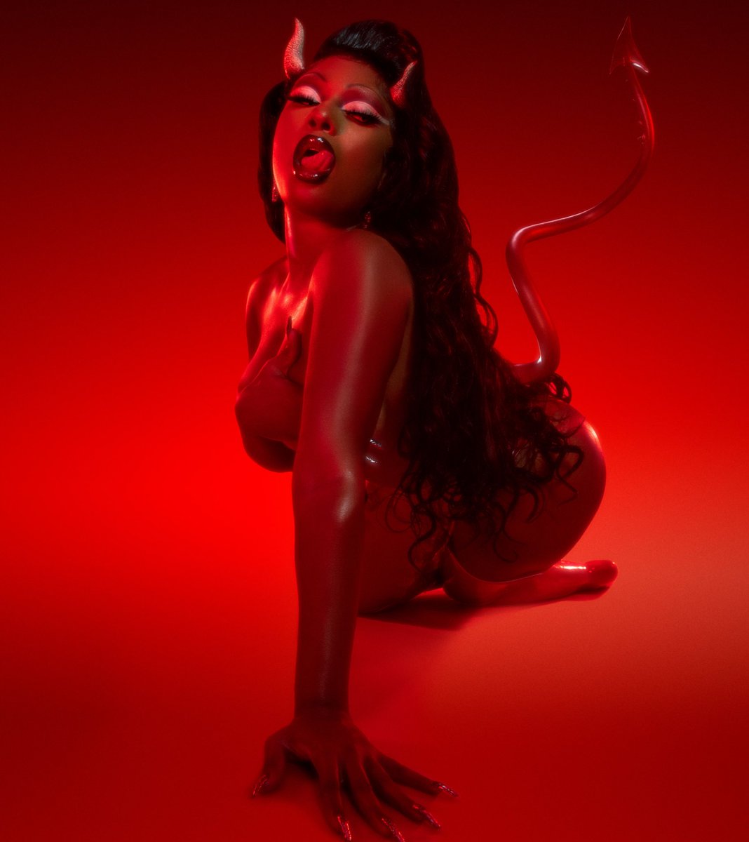 theestallion's tweet photo. 5 DAYS #Somethingforthehotties https://t.co/TXDuTSo3Zy