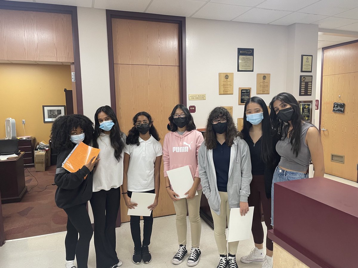 MiddletonSTEM's tweet image. Another Great Shadow day 🤗 in “The Land of the Tigers” 🐾 Tigers enjoyed students from @StewartMagnet @WalkerMiddleIB visiting us today. #chooseMiddleton 🐅 #Biomedical #ComputerGameDesign #CyberSecurity #Engineering @HillsboroughSch @SDHCMagnet