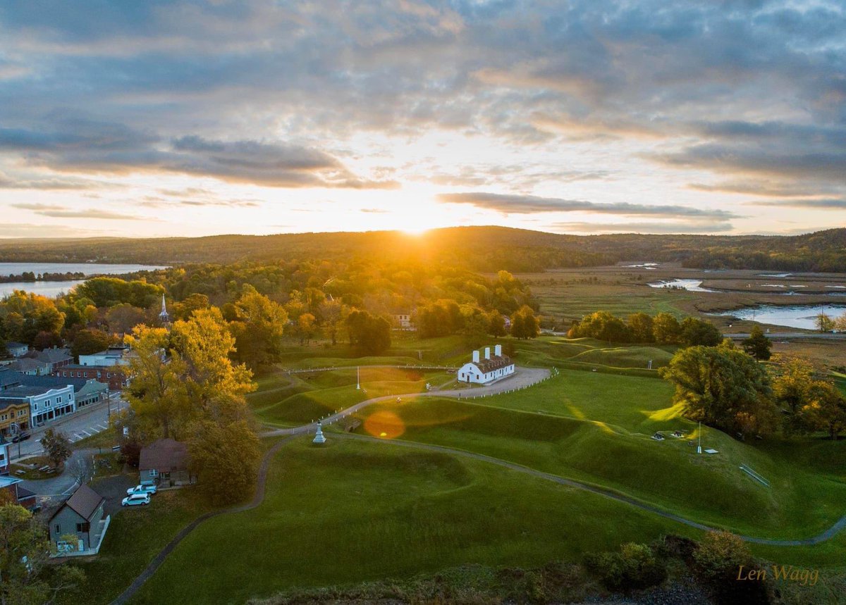 Len_Wagg_photo's tweet photo. The sun rises over Annapolis Royal on Sunday, October 24th. Nova Scotia has had an amazing fall all across the province and there is still lots left. #parkscanada #nsparks #annapolis #annapolisroyal #fortanne #halifaxnoise #visitnovascotia https://t.co/nLbc3KcET5