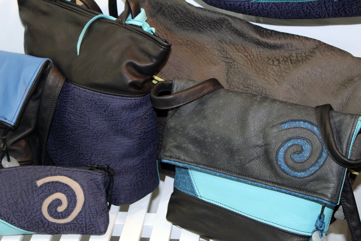 recintoferialtf's tweet photo. #CREATECA - #FeriadelaModadeTenerife
El taller La Palmerita inició su andadura hace unos 20 años en la isla de La Palma. Su creadora, costurera y modista se ha especializado en bolsos de mujer con un diseño propio muy original y exclusivo. https://t.co/iAxVLlEFeR