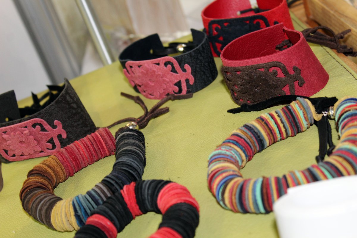 recintoferialtf's tweet photo. #CREATECA - #FeriadelaModadeTenerife
El taller La Palmerita inició su andadura hace unos 20 años en la isla de La Palma. Su creadora, costurera y modista se ha especializado en bolsos de mujer con un diseño propio muy original y exclusivo. https://t.co/iAxVLlEFeR