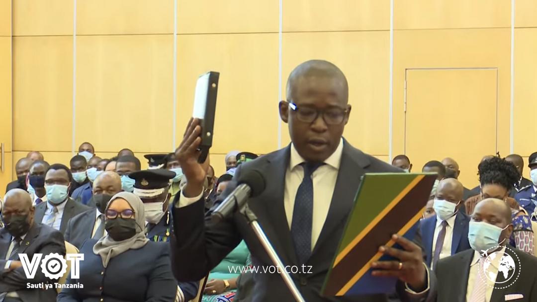 Eng.Kundo Andrea Mathew,akila kiapo leo 24/10/2021 Ikulu Dar es salaam Kuwa Naibu Waziri wa Habari,Mawasiliano na Teknolojia ya Habari.Baada ya Mh Rais kuihamisha Sekta ya Habari (Magazeti,TV,Blog,Online TV)Kwenda wizara aliyokuwa akihudumu
#Kazi Iendelee
