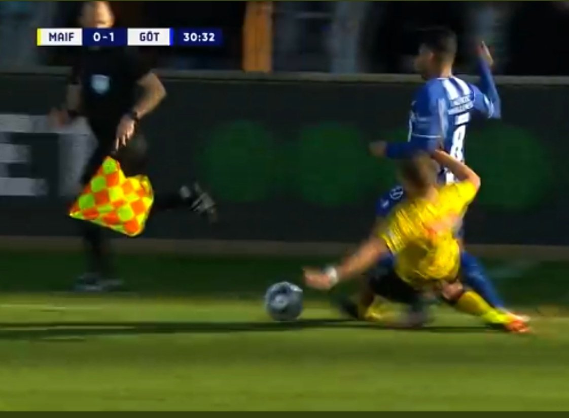 HermanFalk's tweet photo. @Obarhutma @dplus_sportSE Det är ett fruktansvärt dåligt domarbeslut, sett till situation och tackling. Han tar honom med klacken på sin fot. Kolla igen https://t.co/wnLms4z1Wn